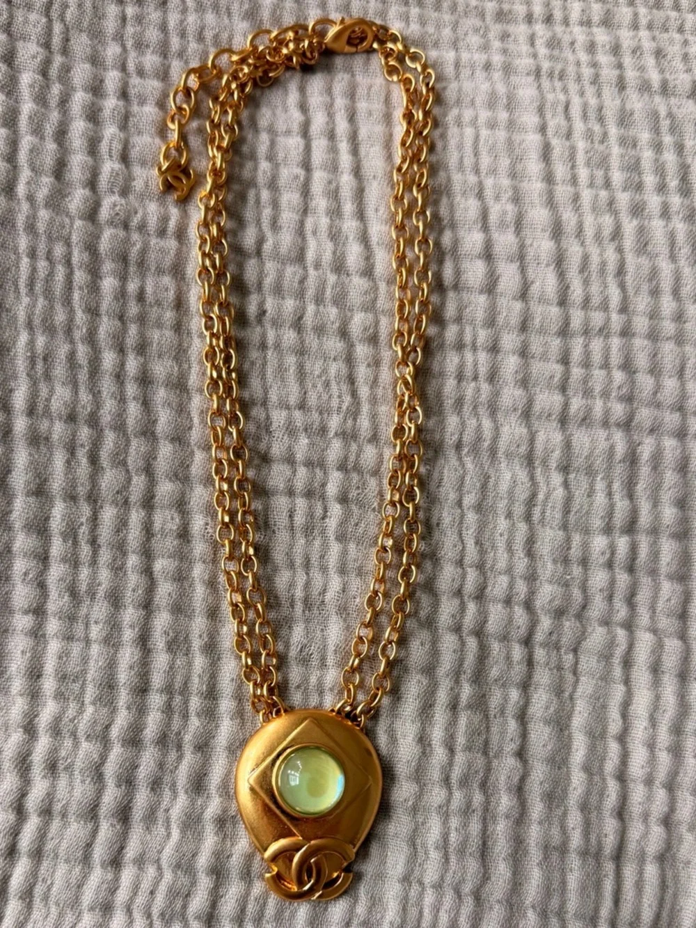 💚Vintage CHANEL Gold-Tone Necklace with Pale Green Cabochon✨ - Picture 9 of 12